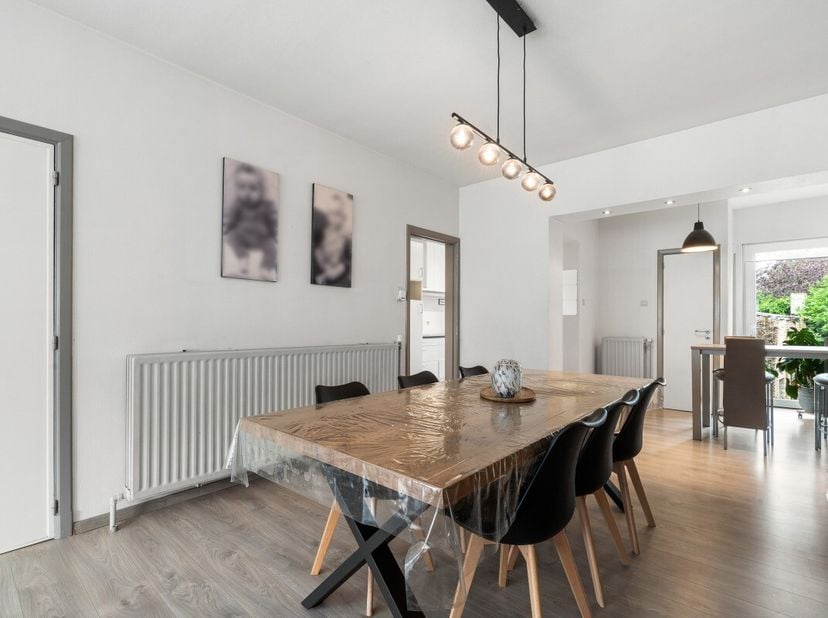 Ben je op zoek naar een fijne plek waar je je meteen thuis voelt? Deze charmante woning is instapklaar, goed onderhouden en heeft alles in huis om er