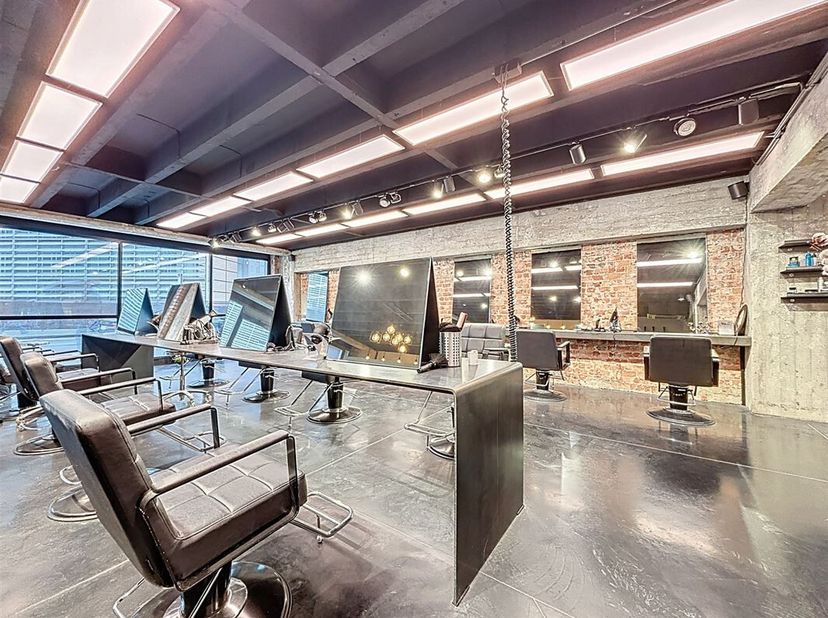 Schumanwijk - Prachtige commerciële ruimte van +/- 200m² als volgt samengesteld: Op het gelijkvloers - Een grote handelsruimte van +/- 200m² volledig