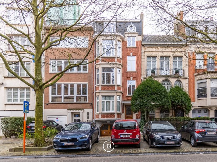 Gelegen op de prestigieuze Molièrelaan, bevindt zich dit gerenoveerde appartement met een bewoonbare oppervlakte van 117 m². Het appartement is als vo