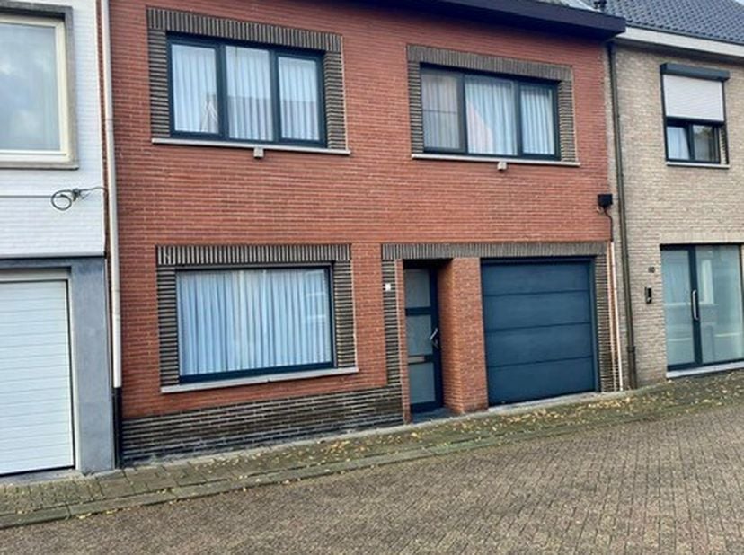 MAISON CLE-SUR-PORTE AVEC 4 CHAMBRES A COUCHER, GARAGE ET UN BEAU JARDIN<br />
Au rez-de-chaussée&amp;nbsp;: entrée, séjour, cuisine renouvelée récente, s
