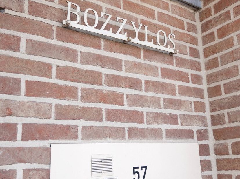Het gaat over een gebouw met 8 appartementen en bijhorende garages gelegen in de centrumstraat 57 Olsene ( Zulte ).Momenteel zijn alle appartementen o