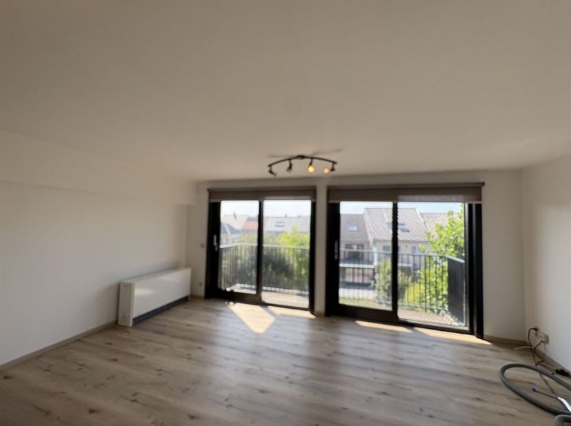 Zonnig, lichtrijk appartement met balkon  gelegen vlakbij centrum Bredene-Duinen (winkels, tram, strand). Tweede verdieping zonder lift!<br />
Indeli