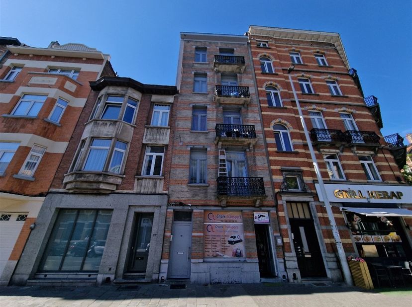 Vlakbij alle voorzieningen. In een klein gebouw zonder lift, prachtig appartement van +/- 60 m², 1 slaapkamer en een balkon. De indeling is als volgt: