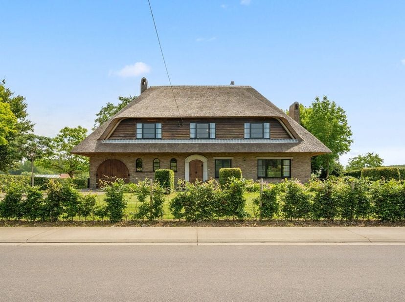 Open house zaterdag 29 augustus van 10.30 u tot 12 u.<br />
<br />
Bent u op zoek naar een woning die ruimte, comfort en karakter moeiteloos combineer
