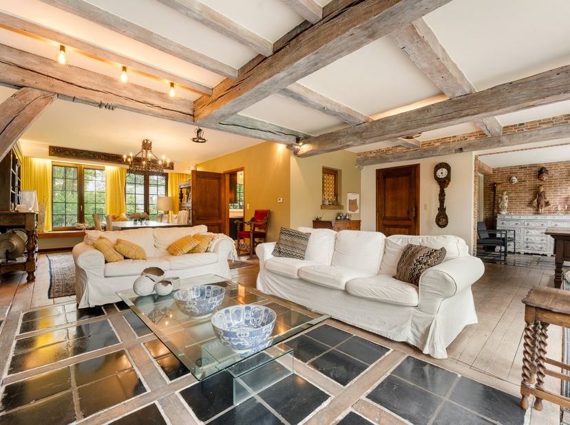 Verscholen in een rustige, residentiële omgeving bevindt zich deze karaktervolle split-levelvilla op een prachtig perceel. De woning combineert een wa