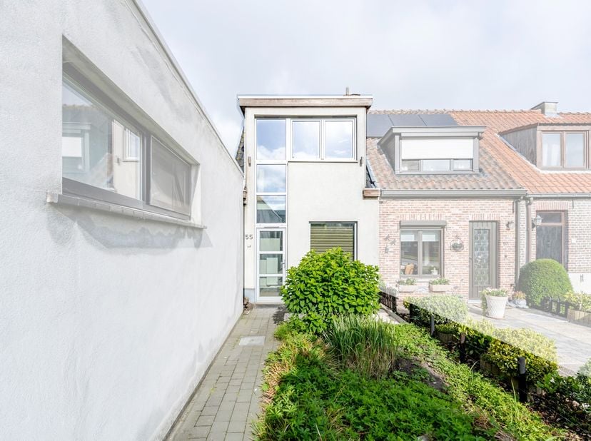 <br />
<br />
Recent gerenoveerde, instapklare woonst met 3 slaapkamers én tuin (167 m² grondoppervlak).<br />
Vlot en centrale ligging te Sint-Andrie