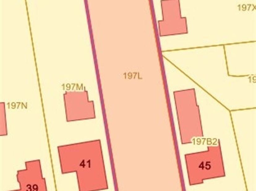 Beschrijving:<br />
Deze bouwgrond van 16a59 ligt in een rustige straat in Hechtel-Eksel.<br />
Winkels en scholen zijn vlakbij. Ook de invalswegen zi