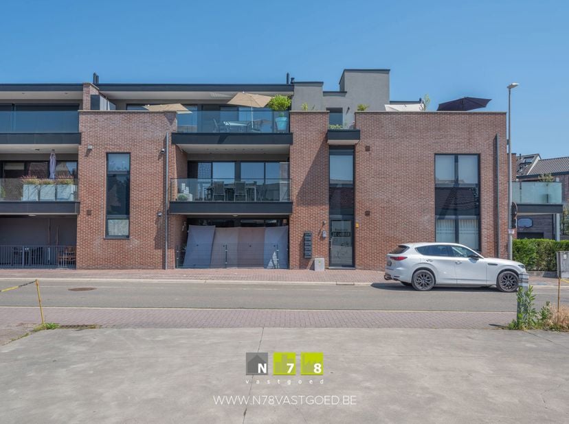 APPARTEMENT OP DE TWEEDE VERDIEPING MET 2 SLAAPKAMERS, PRIVATIEVE LIFT, AUTOSTANDPLAATS EN 2 TERRASSEN IN HET CENTRUM VAN BREE<br />
TROEVEN<br />
- T