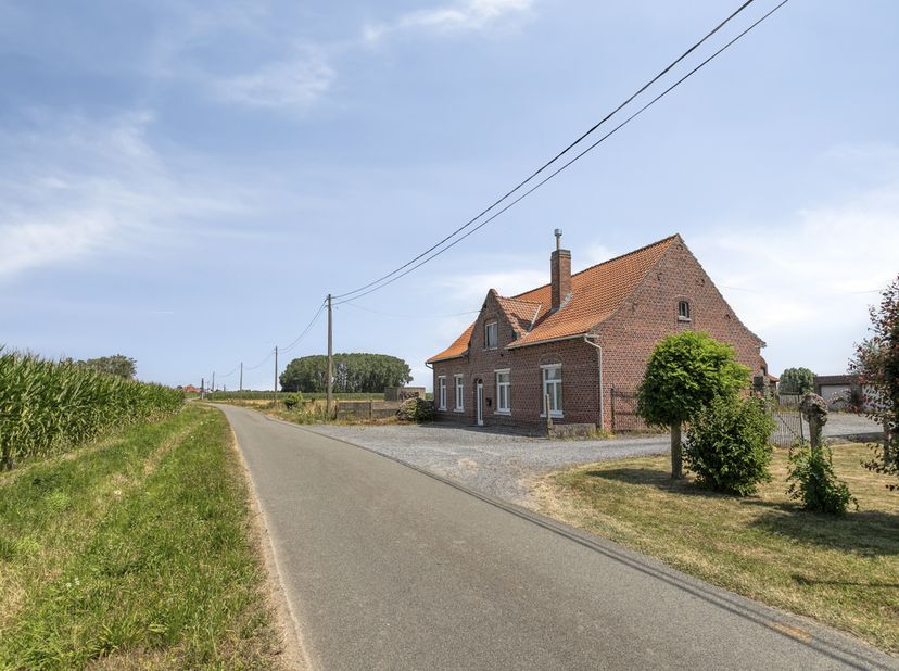 Deze te renoveren of te herbouwen hoeve is rustig gelegen in een groene straat, net buiten het centrum van Wervik. De hoeve beschikt over een perceel