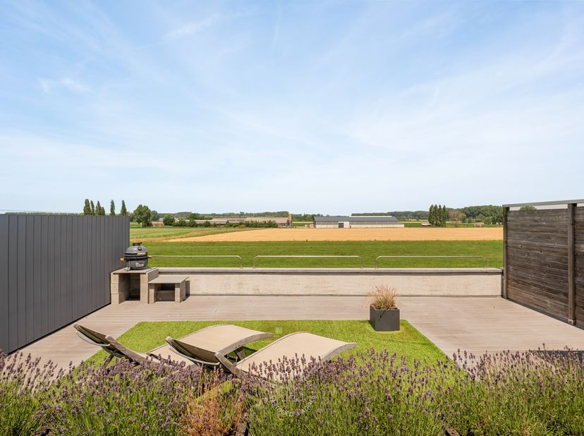 In het rustige en groene Assenede vindt u deze verrassend ingedeelde woning, waar licht, ruimte en een unieke woonbeleving centraal staan. Dankzij het
