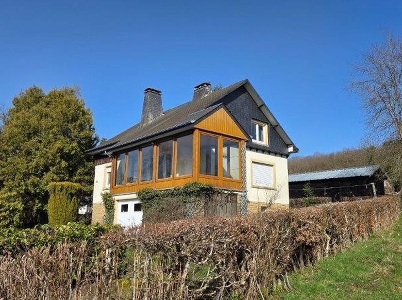 Charmante et spacieuse maison (+- 160m² habitables) avec garage et jardin, sur 13 ares 02 centiares, proche du centre de Herbeumont.<br />
<br />
Comp