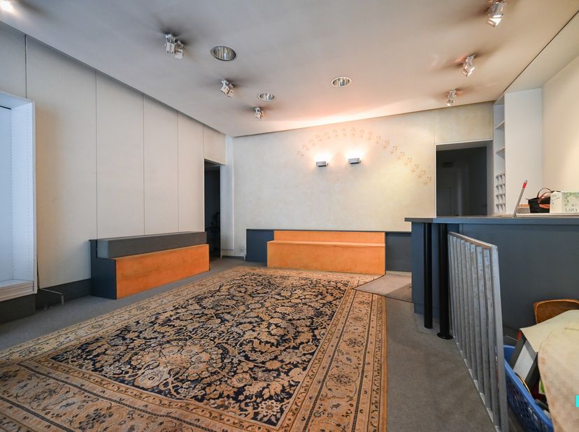 Deze erg centraal gelegen handelsruimte met bijhorende woonst in centrum Izegem geniet o.a. van&amp;nbsp;vier slaapkamers, voldoende stockagemogelijkheden