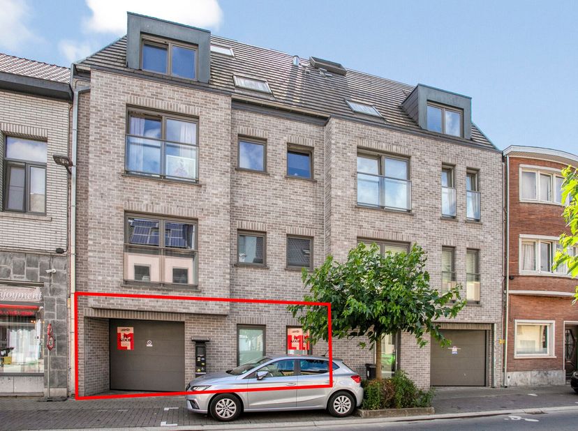 - Bezoeken enkel op afspraak - 053 89 99 66 - info@immolierman.be<br />
Ontdek dit instapklare gelijkvloers appartement, gunstig gelegen langs de Moor