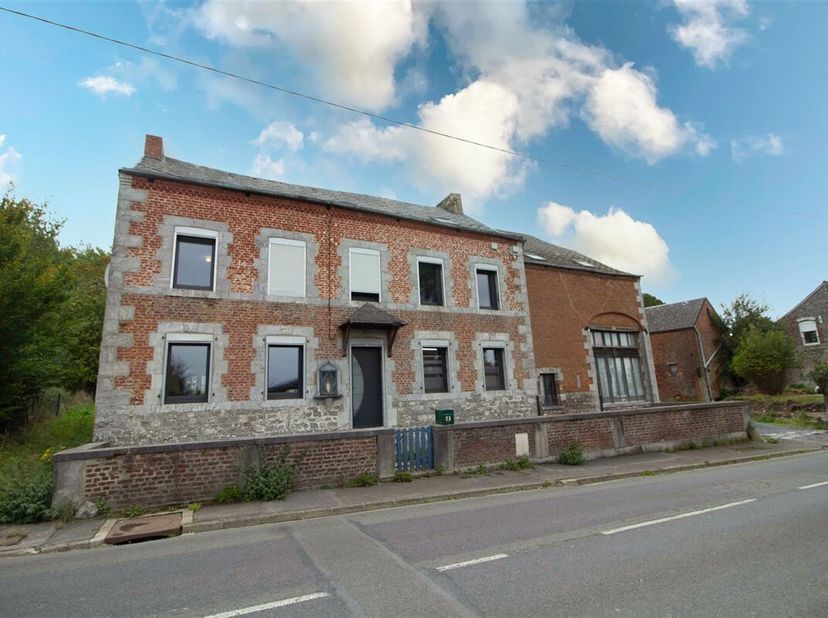 Projectontwikkeling in Cousolre (Frankrijk), op minder dan 10 minuten van Beaumont. Bestaande uit een eengezinswoning, een te renoveren huis dat kan w