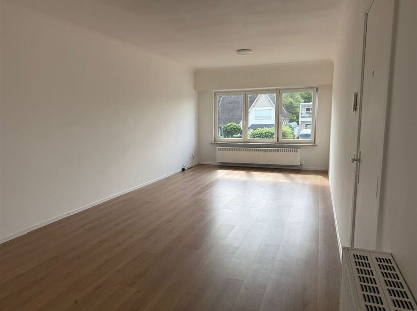 Vraag uw bezoek aan via info@optimusvastgoed.be!<br />
TE HUUR: Vernieuwd appartement met 2 slaapkamers in Beringen!<br />
Dit gezellig appartement is