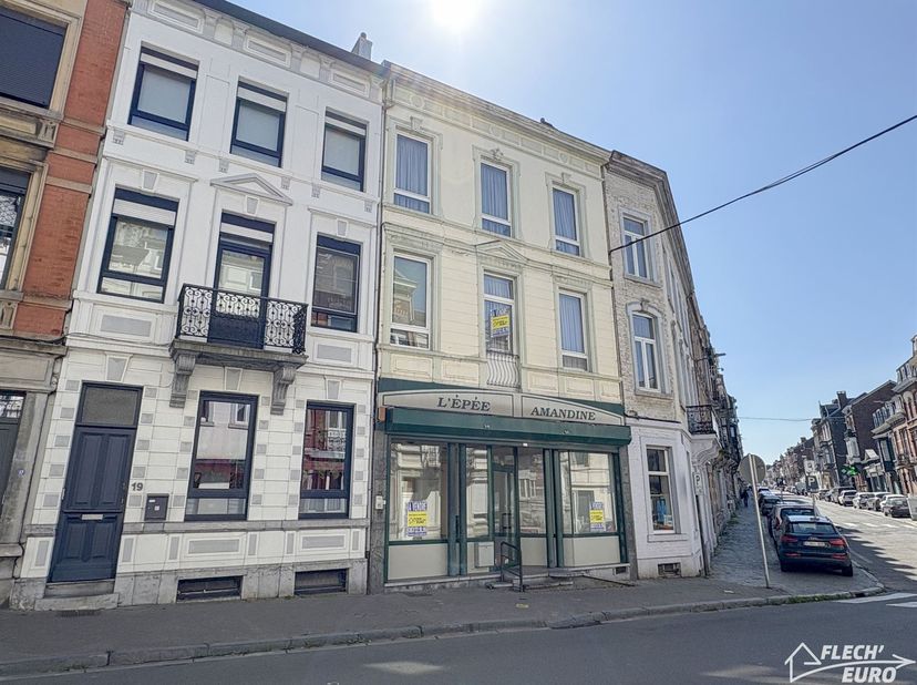VERVIERS, aux portes de Heusy, idéalement situé dans le quartier des Minières, ce vaste immeuble mixte vous est proposé à la vente. Le rez-de-chaussée