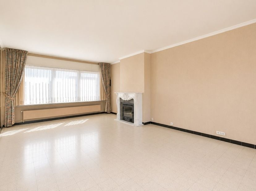 Welkom in deze gezellige bel-etagewoning, ideaal gelegen nabij het Nieuwenhovebos en het centrum van Oostkamp. Hier geniet u van een rustige, groene w