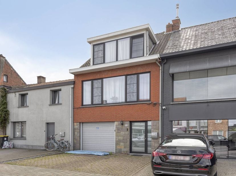Indeling <br />
Gelijkvloers:<br />
- Inkomhal op tegelvloer.<br />
- Inpandige garage (momenteel niet in gebruik als garage) met achterliggende bergr