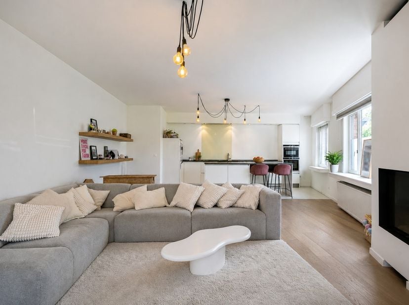 U betreedt deze stijlvolle en instapklare woning via de inkomhal, waar u meteen wordt verwelkomd in de lichtrijke leefruimte. De gezellige woonkamer s