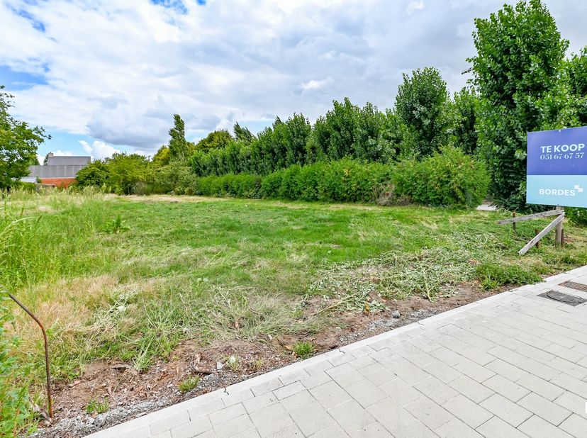 Deze ruime bouwgrond van 716 m² beschikt over een perceelbreedte van 12 meter en een mooie perceeldiepte van circa 59,70 meter. Het perceel is gelegen