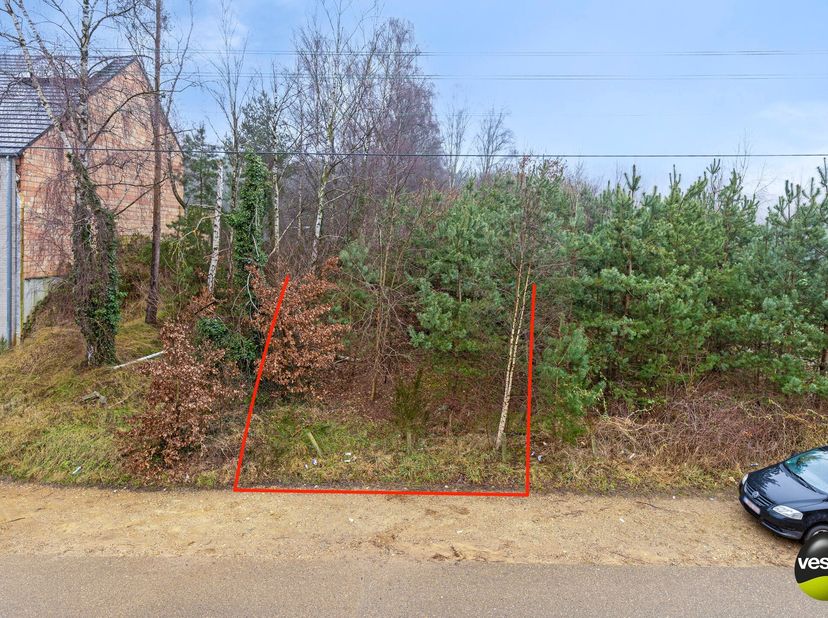 Deze bouwgrond voor een halfopen bebouwing bevindt zich aan de Oostereindestraat in Lummen, op een strategische locatie met vlotte verbindingen naar d