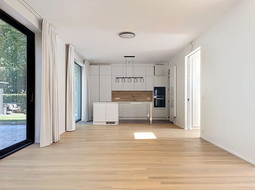 Gelegen in het hart van Verrewinkel en vlakbij het Lycée Français, presenteren wij dit charmante huis van 189 m2 (volgens EPC) klaar om je te verwelko