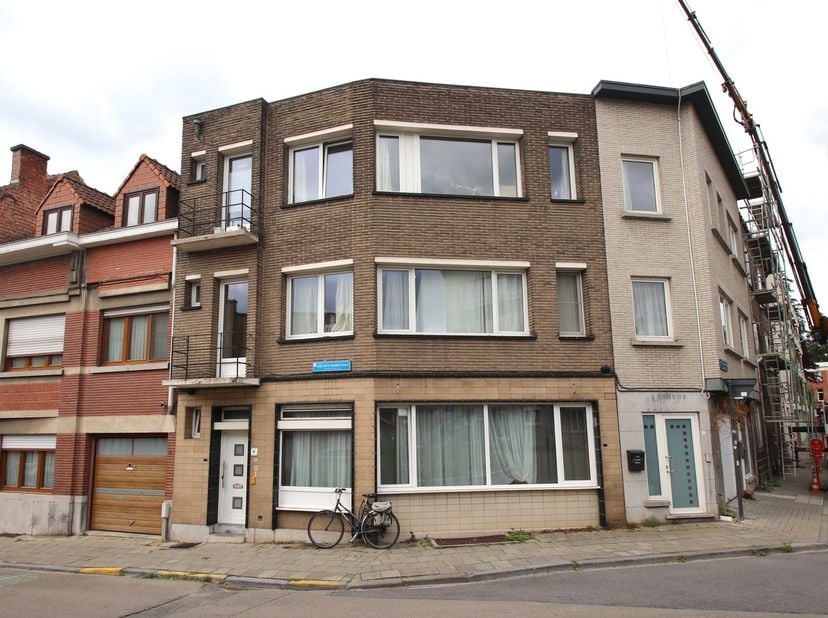 Deze lichtrijke studentenwoning met zijn modernistische gevel is op te knappen, beschikt over o.a. 6 ruime kamers (allen groter dan 12m²) en geniet va