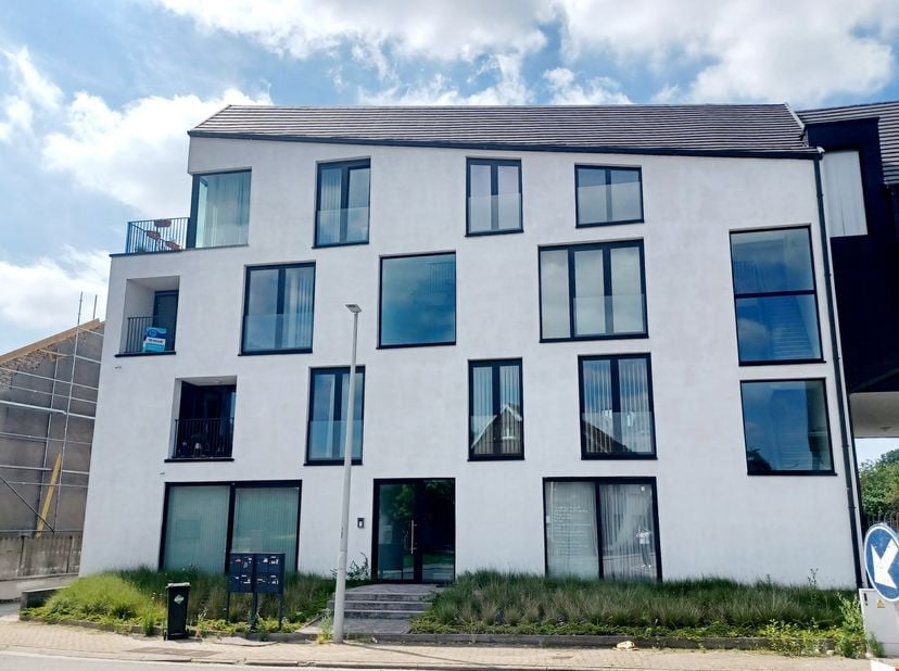 Te Huur in Aalst, instapklaar appartement met 3 slaapkamers (max 4 pers), binnenstaplaats voor auto en kelderberging in residentie "Belle pièce". <br
