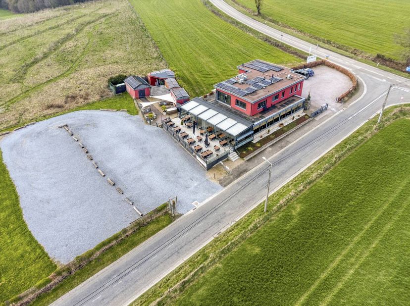 In het prachtige landschap van Teuven, vlakbij het bekende Drielandenpunt, bevindt zich dit schitterende en volledig instapklare restaurant met bovenl