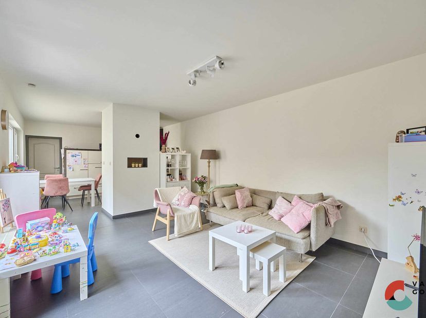 Gelijkvloers appt 2SK met garage en ruim terras centrum Leopoldsburg<br />
Lichtrijk appartement te koop in het centrum van Leopoldsburg. Het appartem