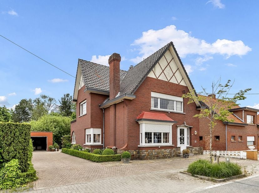 Op een uitstekende locatie te Putte bevindt zich deze ruime woning met 3 slaapkamers. U bevindt zich hier in een rustige straat, toch vlakbij het cent