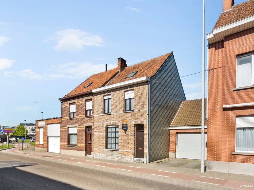 Instapklare woonst bestaande uit: inkomhal, woonkamer - salon met aansluitende keuken met ontbijthoek, hal, toilet en slaapkamer. Kelder.<br />
<br />