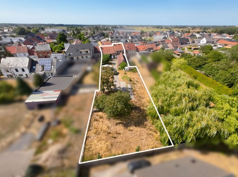 In de Zuidstraat te Ichtegem stellen we u deze te renoveren hoeve voor. Deze eigendom geniet van een centrale ligging en beschikt over een goede verbi