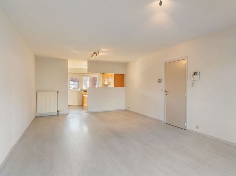 Op de Nieuwesteenweg 3B/101 in Nieuwerkerken bevindt zich dit verzorgd en energiezuinig appartement met een bewoonbare oppervlakte van ca. 90 m². De l