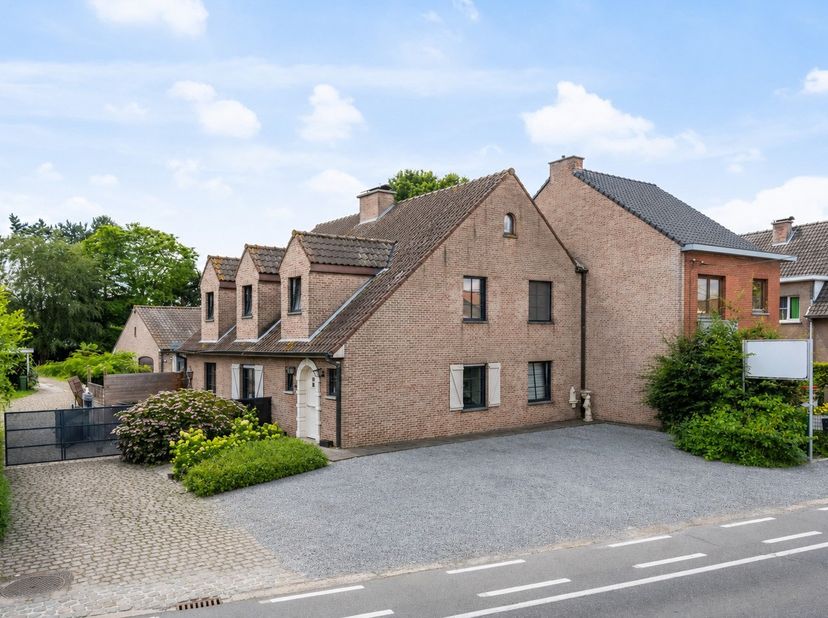 Bent u op zoek naar een ruime gezinswoning waar ruimte en een prachtige tuin samenkomen? Dan zal deze halfopen woning in de Kortewagenstraat u ongetwi
