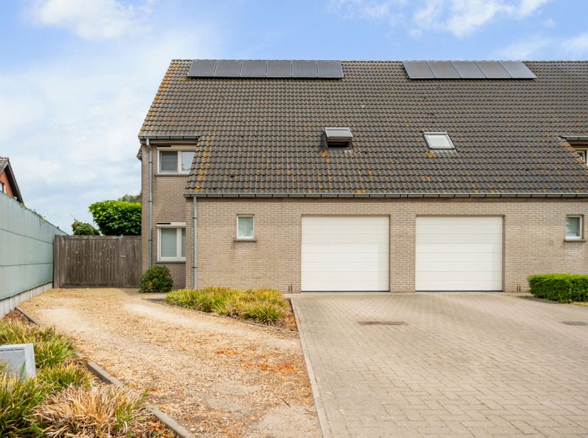 Energiezuinige halfopen bebouwing met 4 slaapkamers te koop in Ledegem<br />
Je betreedt de woning via de inkomhal met gastentoilet en komt vervolgens