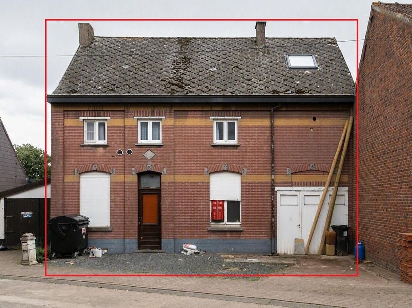 WONING MET POTENTIEEL -<br />
Deze te renoveren woning in gesloten bebouwing biedt een mooie basis en verschillende mogelijkheden om er een aangename