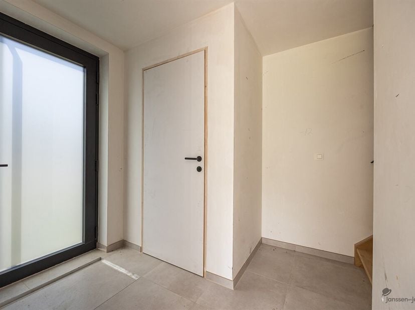 Bent u op zoek naar een energiezuinige nieuwbouwwoning waar u de laatste afwerking nog volledig naar eigen smaak kunt invullen? Dan is deze moderne ha