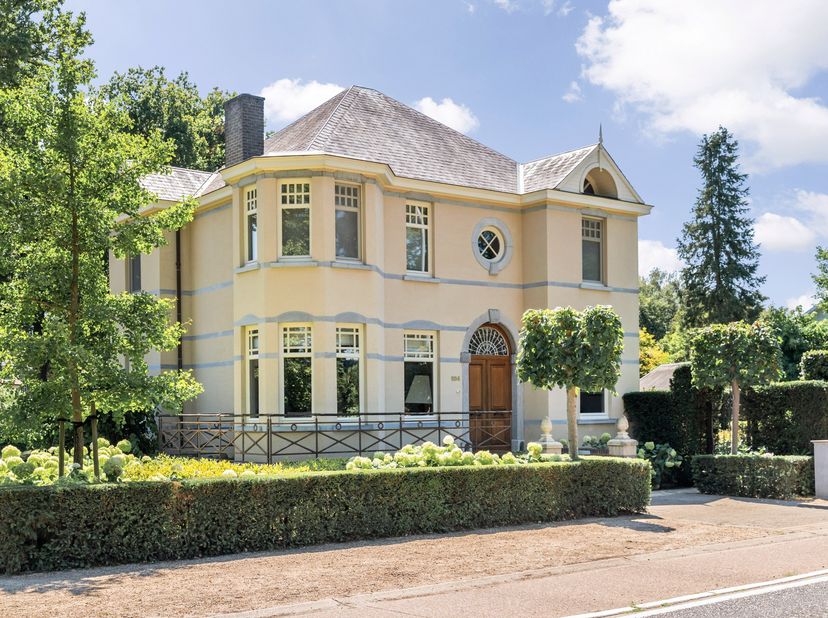 Deze prachtige, ruime villa is gelegen op een mooi aangelegd perceel met een uitzonderlijk gevoel van rust en privacy. De woning combineert royale lee