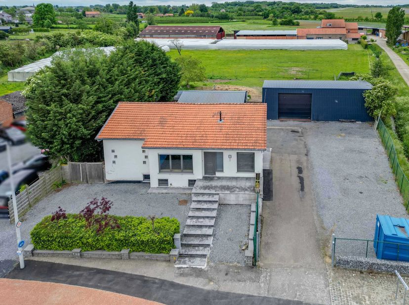 Dit investeringspand ligt op de Luikersteenweg, nabij het centrum van Sint-Truiden. Het pand werd opgesplitst in twee wooneenheden en werd ook recent