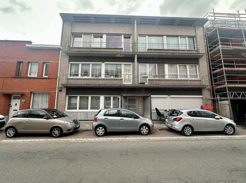 Op de tweede verdieping van een appartementsgebouw bevindt zich dit aangename appartement. De ruime en lichtrijke leefruimte met aansluitende keuken v