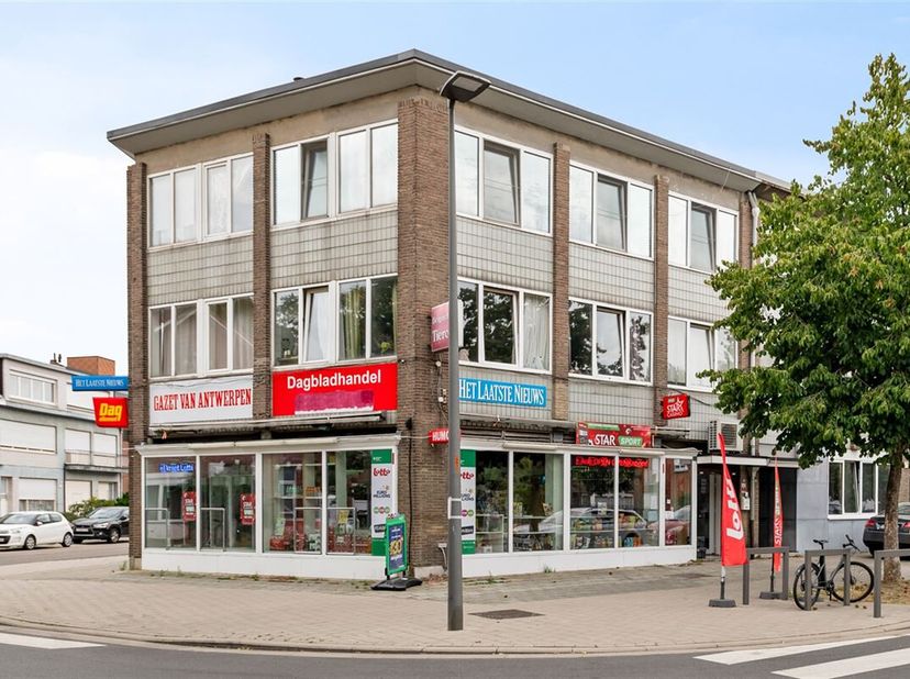 Appartement à rafraîchir dans le centre du village d'Ekeren.<br />
Très central, à distance de marche de la Veltwijcklaan et de la réserve naturelle D
