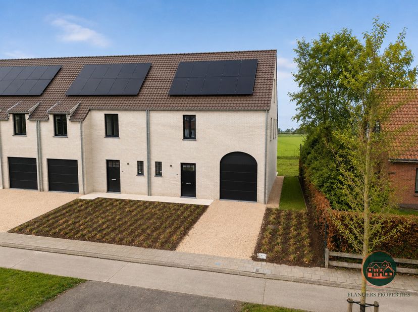 Ontdek deze volledig afgewerkte nieuwbouwwoning gelegen op percelen van 489 m² in een rustige en kwalitatieve woonomgeving. Deze hedendaagse woning co