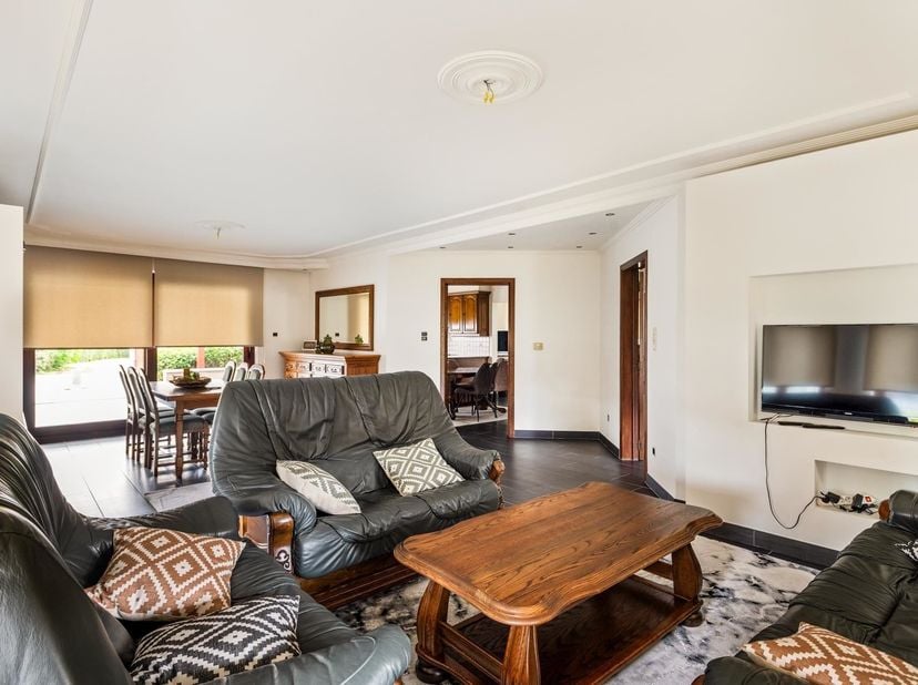 Ruime en instapklare gezinswoning met 6 slaapkamers op een perceel van 778 m²<br />
Bij het betreden van de woning komt u terecht in een ruime inkomh