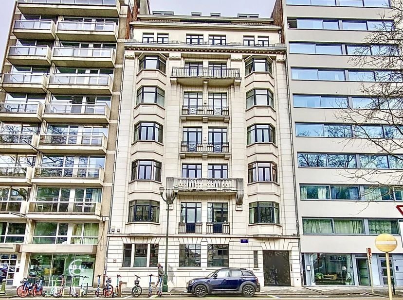 Châtelain/Louise  Barnes Brussels vous propose à la vente ce très bel appartement de 223m2 situé au rez-de-chaussée dun immeuble de style Art Déco con