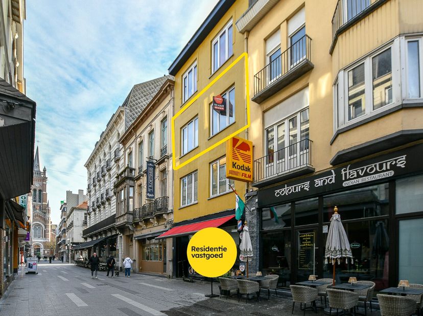 Aangenaam en lichtrijk 2-slaapkamerappartement van ca. 89 m², gelegen op de tweede verdieping in het centrum van Blankenberge. Dit verzorgd appartemen