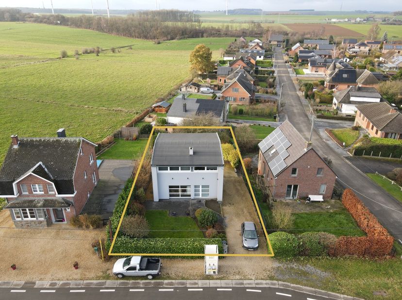 Open Bebouwing met Landelijk Uitzicht – Achêne<br />
<br />
Gelegen in Achêne, op een perceel van 5 are 84 centiaren, geniet deze aangename open bebou