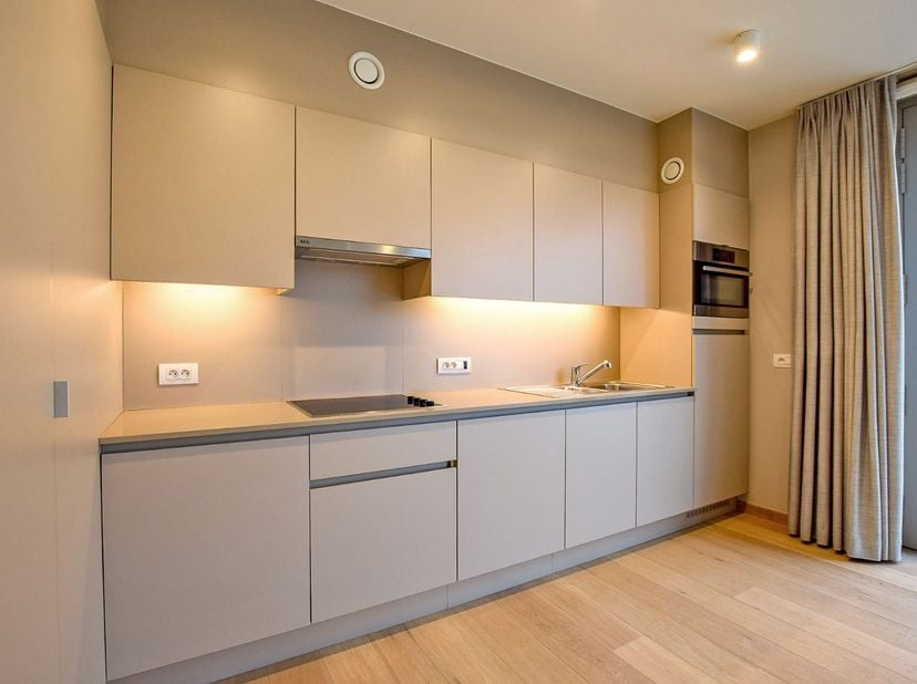 In het stadscentrum van het prachtige Nieuwpoort vindt u dit piekfijn appartement terug (55m² +11m² terras). Het appartement maakt deel uit van het pr