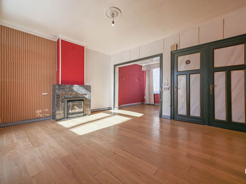 Deze op te frissen rijwoning met drie slaapkamers is rustig gelegen nabij het centrum van Izegem en beschikt over een bewoonbare oppervlakte van ca. 1