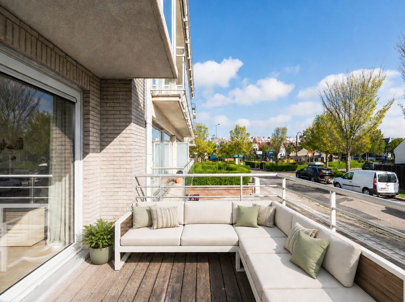 Op één van de mooiste locaties te Wenduine, bieden wij in de stijlvolle residentie Roland Garros dit moderne  appartement aan.  Dankzij zijn ligging,